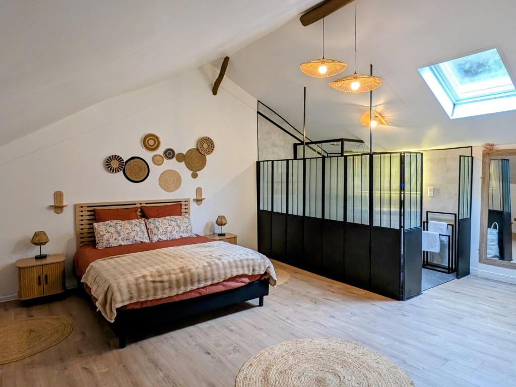 Ένα ή περισσότερα κρεβάτια σε δωμάτιο στο Gîte des Remparts près de Clermont, confort et charme - FR-1-582-541