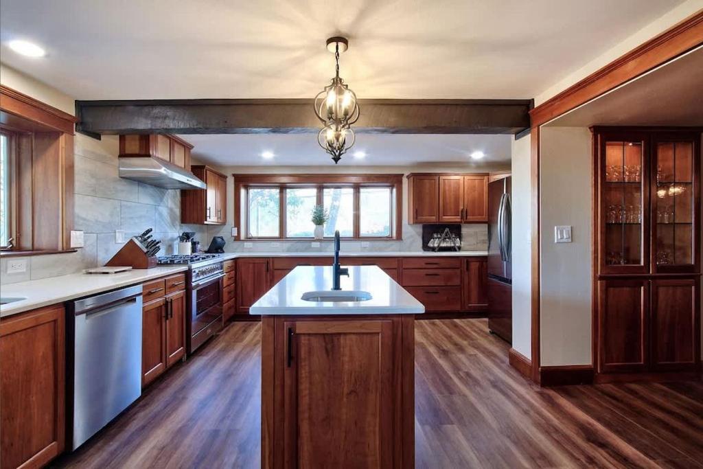 Η κουζίνα ή μικρή κουζίνα στο Vintage Terrace Spacious Historic Getaway Hot Tub