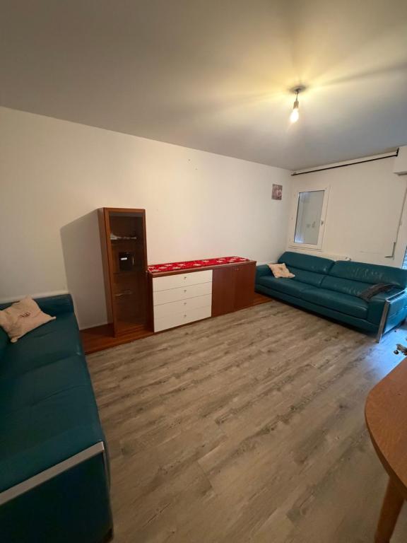 un soggiorno con un divano e un tavolo di Apt a Rezé