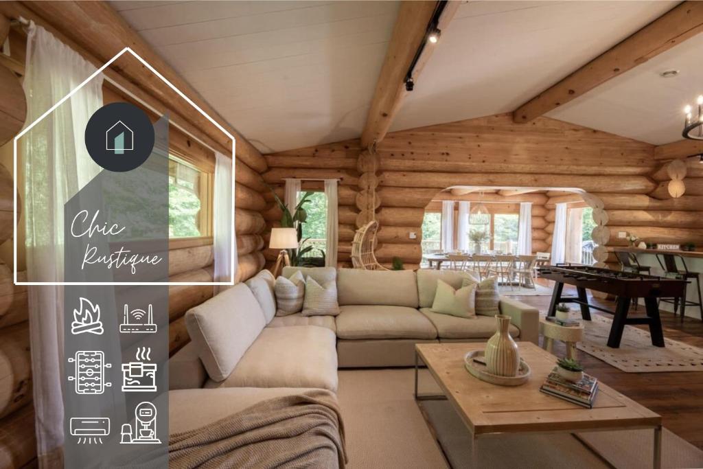 Chalet Chic Rustique & SPA - Tremblant في لاك سوبريور: غرفة معيشة بها أريكة وطاولة