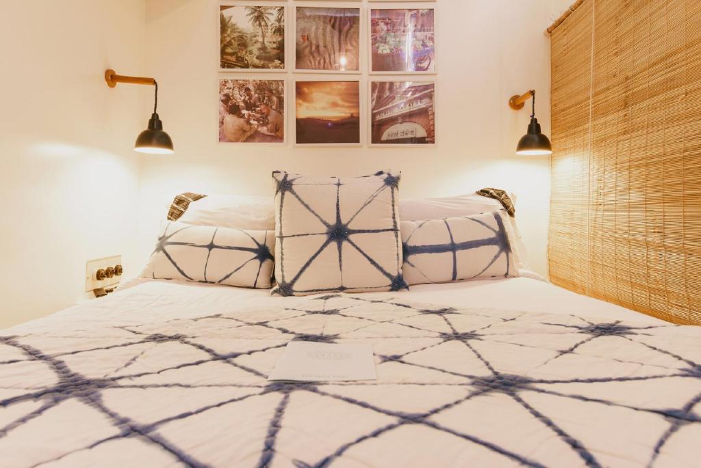 Postel nebo postele na pokoji v ubytování Abode Bombay
