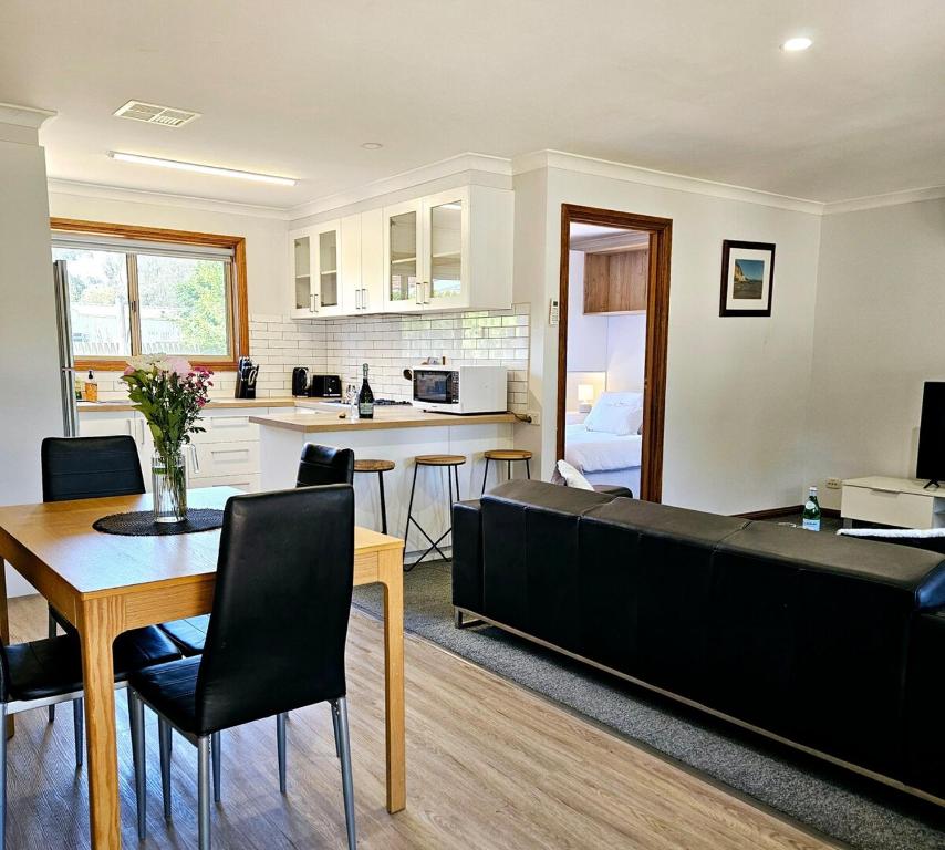 Кухня или мини-кухня в The Little Benalla Escape - Cosy Country Getaway
