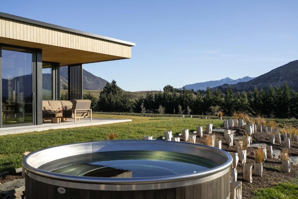 Nespecifikovaný výhled na hory nebo výhled na hory při pohledu z prázdninového domu