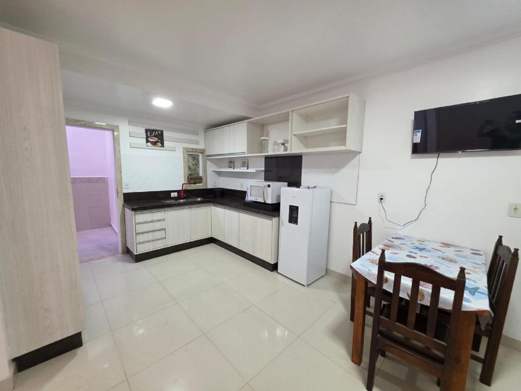 Nhà bếp/bếp nhỏ tại Flat Rota do Sol Bombinhas Centro 100 metros da praia - sem cozinha