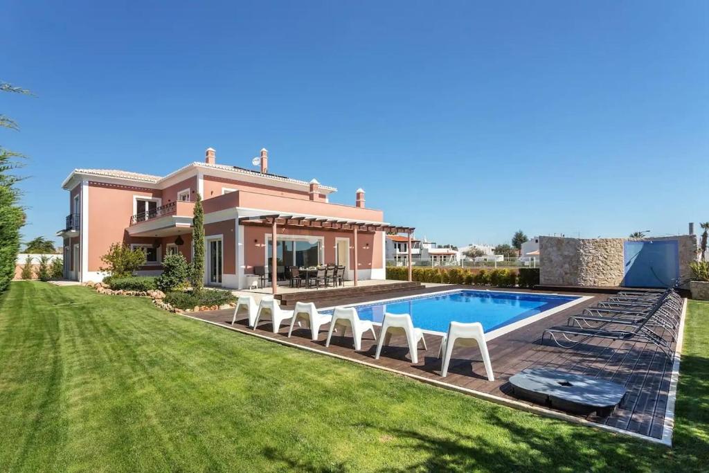 Swimmingpoolen hos eller tæt på Blue Heaven Luxury V5