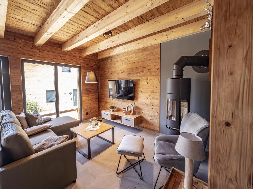 Χώρος καθιστικού στο Chalet eigener Sauna im Vital Camp Bayerbach