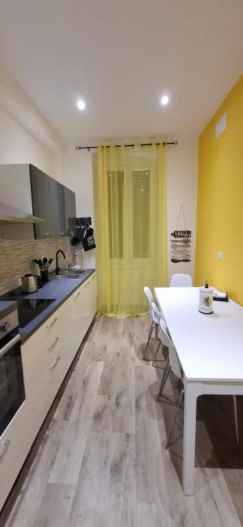 eine Küche mit einem weißen Tisch und Stühlen in der Unterkunft Casa Giulia in Triest