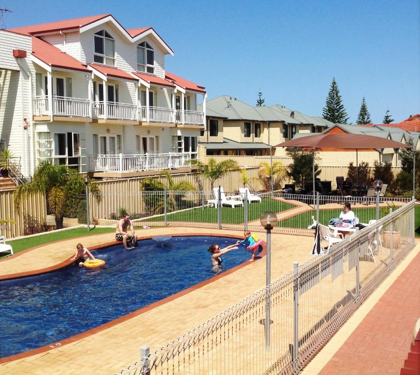 Der Swimmingpool an oder in der Nähe von The Jetty Resort
