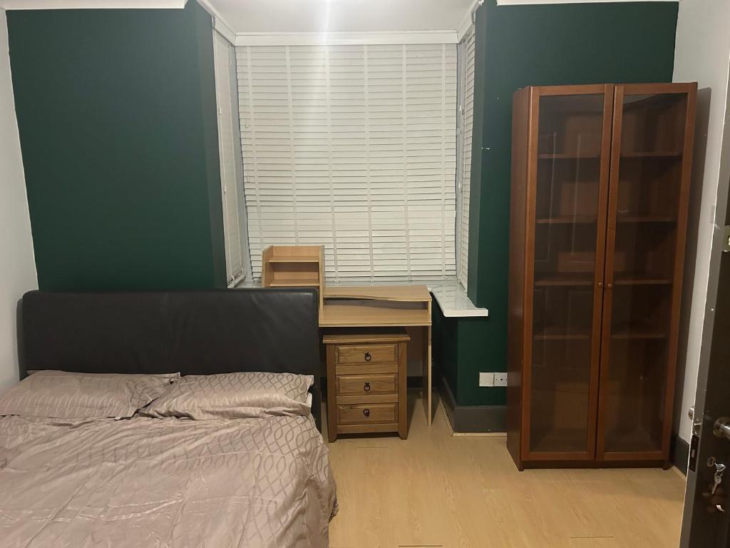 um quarto com uma cama, uma escrivaninha e uma janela em The Gables em Sandwich