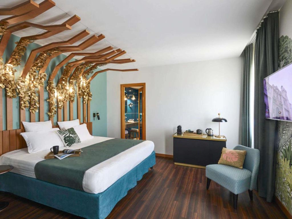 een hotelkamer met een bed en een stoel bij Hotel Mercure Roma Corso Trieste in Rome