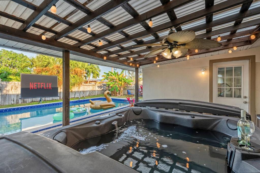 een zwembad in het midden van een huis met een zwembad bij 721 Java Rd in Cocoa Beach