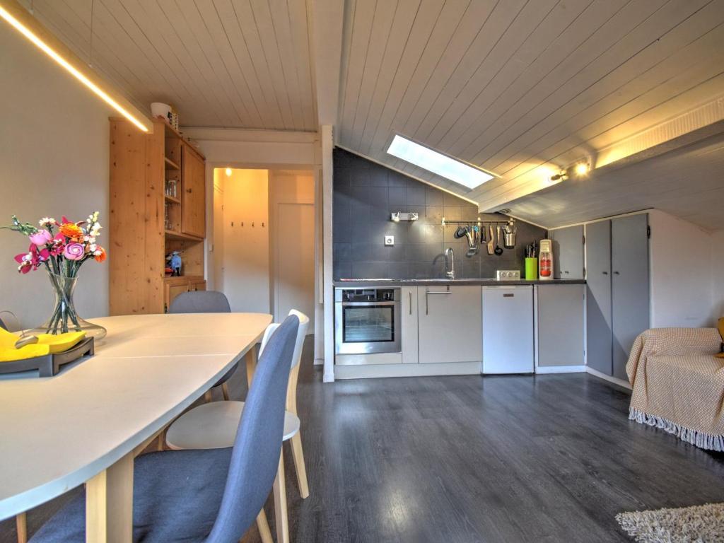 Kuchyň nebo kuchyňský kout v ubytování Appartement lumineux 2 pièces avec balcon et parking - FR-1-524-146