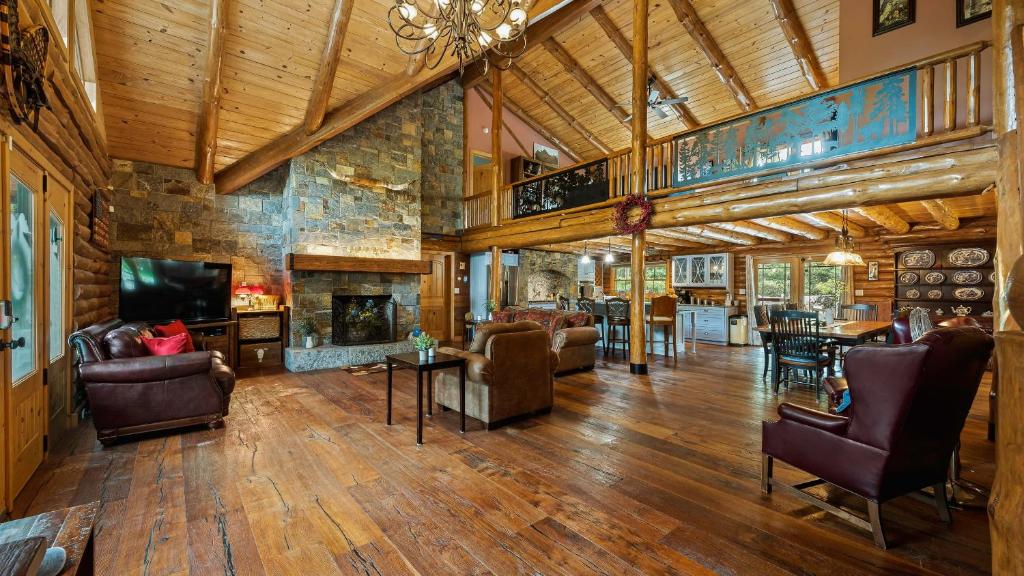 Posezení v ubytování Bigwood Cabin Retreat Hot Tub Game Room Firepit Lounge Private Yard