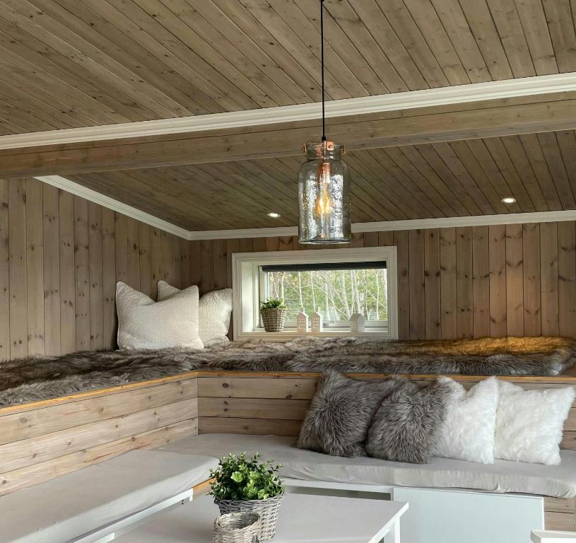 Et opholdsområde på Modern Cottage With River Frontage Near Opphus