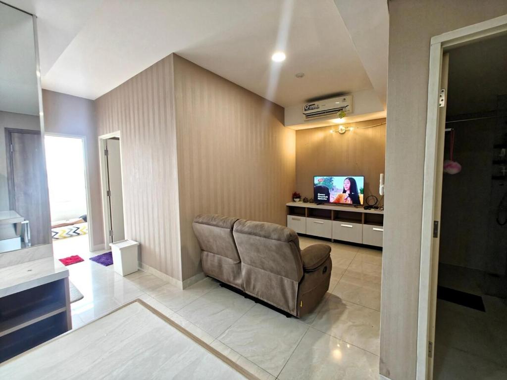 Un televizor și/sau centru de divertisment la Stylish 3BR Skandinavia Tangcity Apt Max 12 Guests