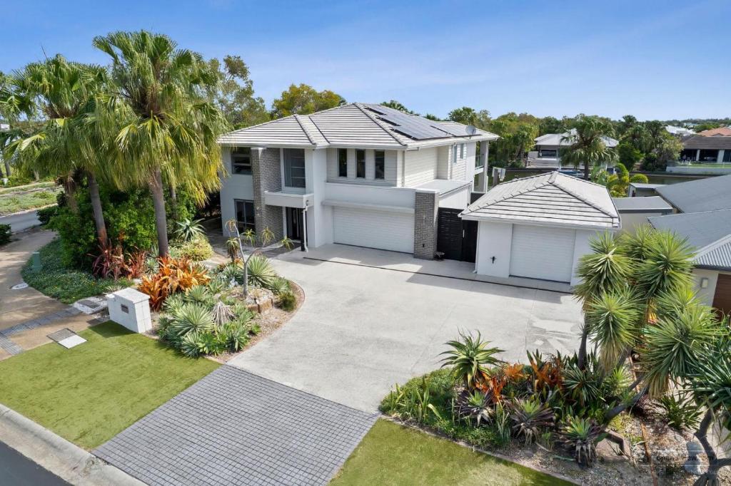 una vista aerea di una casa con vialetto di Maison De Vacances a Banksia Beach