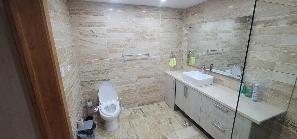 Et badeværelse på Luxury Cabarete East Condominiums