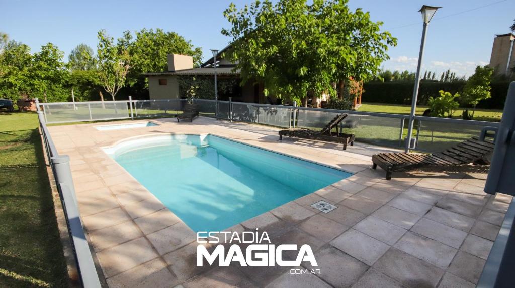 Quinta Jensen في سان رافاييل: مسبح في ساحة فيها كرسيين