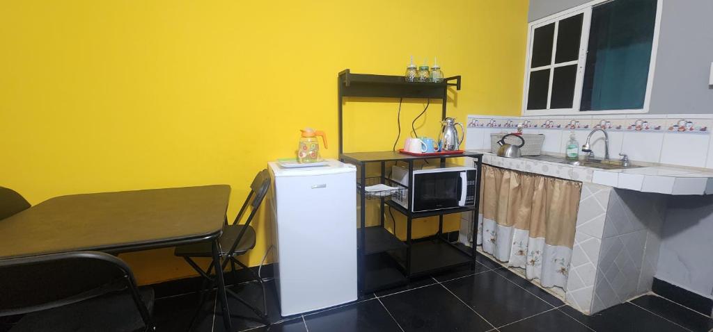 Η κουζίνα ή μικρή κουζίνα στο Colibriest Bed and breakfast