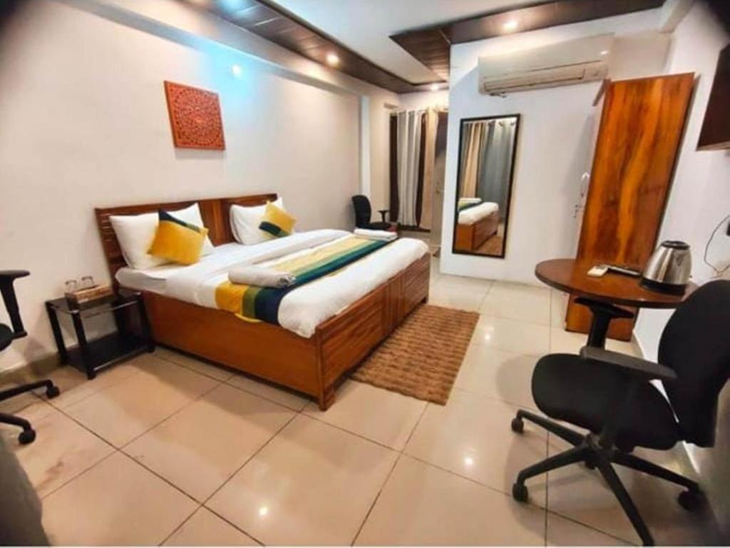 Una cama o camas en una habitación de Blueberry Hauz Khas Village