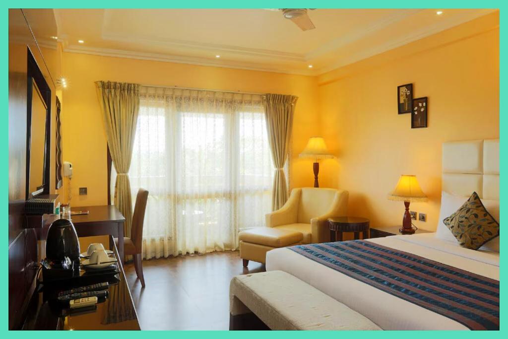 Una cama o camas en una habitación de New Sea Beach Hotel Royal Raghunath Palace - Near Sea Beach , Shree Jagarnath Temple - Best Luxuary Hotel With Balcony Rooms