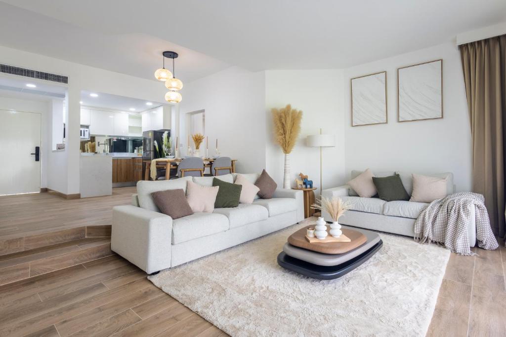 un salon avec deux canapés et une table dans l'établissement ALLAMANDA by MAKE IT HOME, à Laguna Phuket