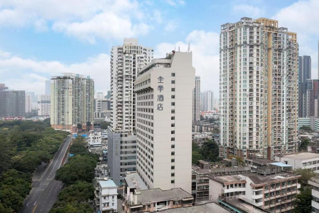 Γενική άποψη της πόλης Σενζέν ή θέα της πόλης από  αυτό το ξενοδοχείο