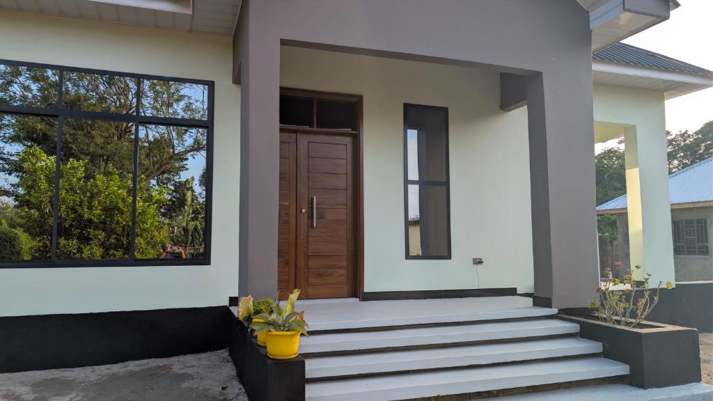 Dans place في موشي: منزل به باب خشبي وسلالم