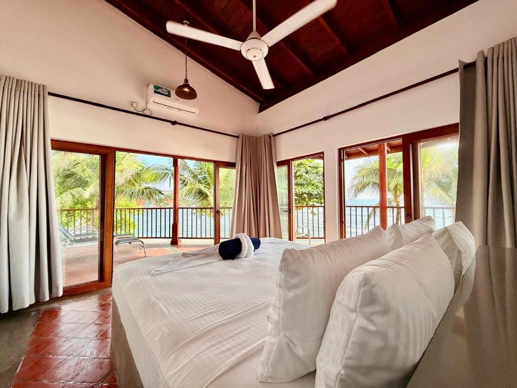 Postel nebo postele na pokoji v ubytování LIV - Unawatuna Beachfront Studio