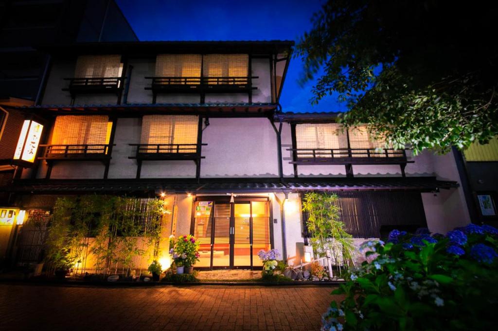 Clădirea în care este situat/ăryokanul