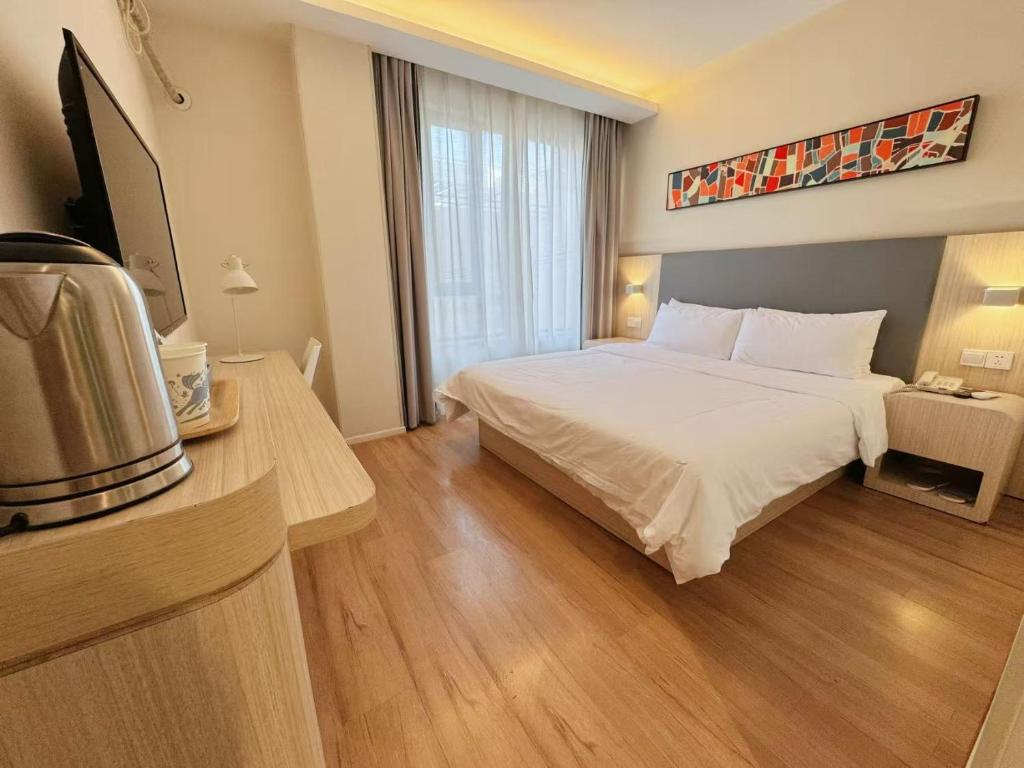 Postel nebo postele na pokoji v ubytování Hanting Hotel Shanghai Wujing Pedestrian Street