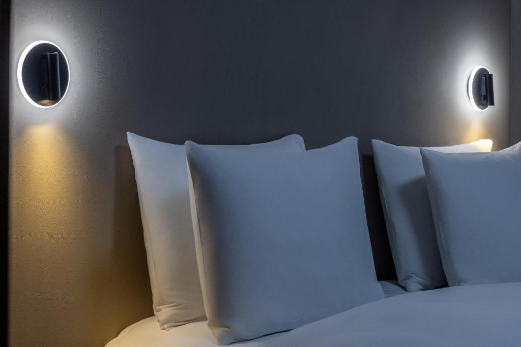 Un pat sau paturi într-o cameră la Panorama Kakheti Resort