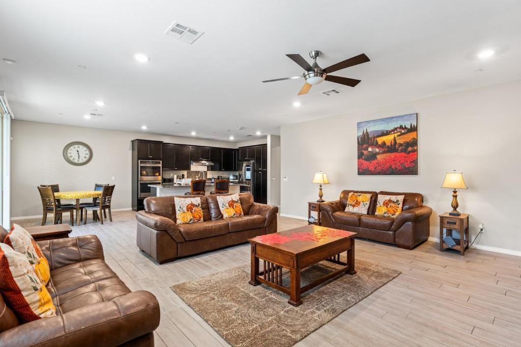 Χώρος καθιστικού στο Modern 4BR 3 Baths Free Parking Great Location