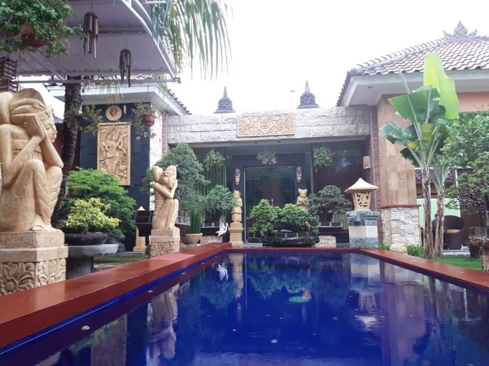 eine Villa mit einem Swimmingpool vor einem Haus in der Unterkunft Umah kampung8 in Mataram
