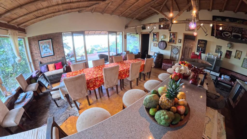 an overhead view of a dining room with a table and chairs at Típica in Pijao