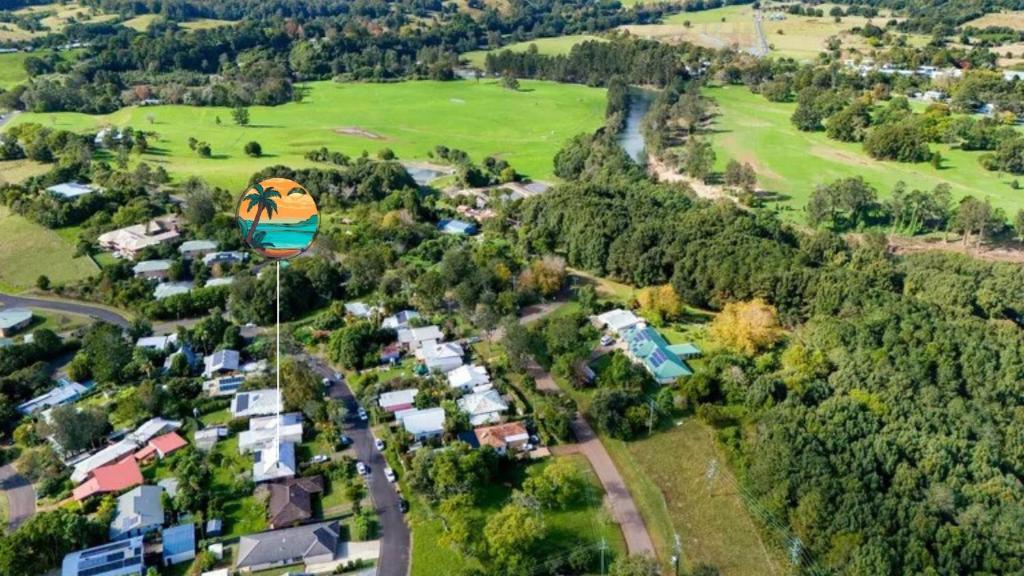 Mountain View Oasis - walk to Bello river and town في بيلينغين: طائرة ورقية تحلق في الهواء فوق قرية