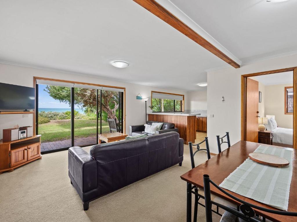 TV a/nebo společenská místnost v ubytování Waters Edge