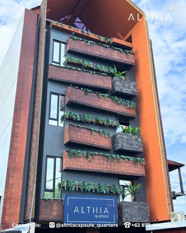 巴东Althia Capsule Quarters的侧面有植物的建筑物