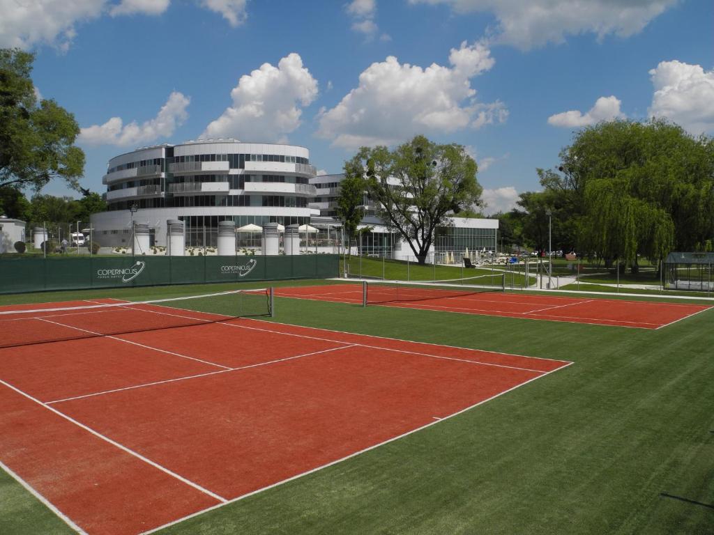 Tenis a/nebo squash v ubytování Copernicus Toruń Hotel nebo okolí