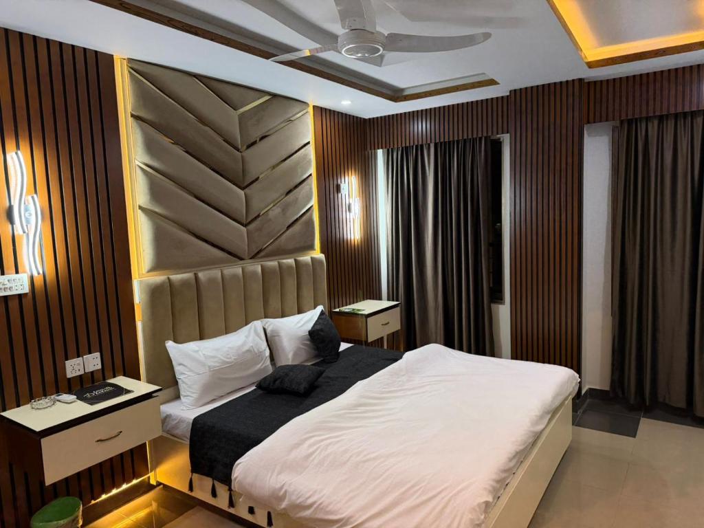 Ένα ή περισσότερα κρεβάτια σε δωμάτιο στο the best stay hotel in peshawar