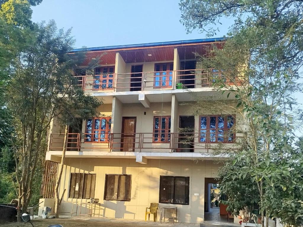 een gebouw met een balkon aan de zijkant bij silent park in Sauraha