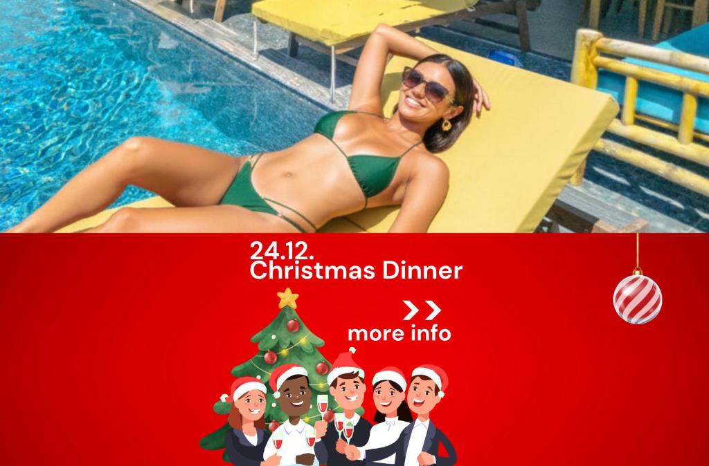 Un cartel para una cena navideña australiana con un árbol de Navidad. en EasyLife Beach Villa Hội An, en Tân Thành (1)