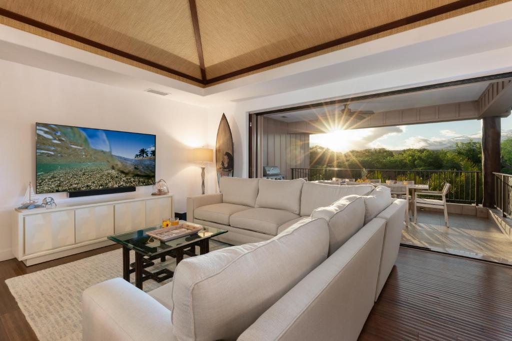 Posezení v ubytování ❤PiH❤ Pineapple Hale Elegant Private Bikes Free Hilton Pool Waterslide Passes