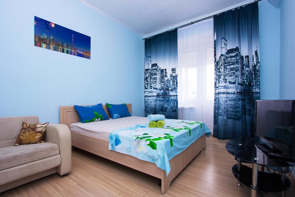 モスクワにあるApartlux Krasnopresnenskayaのベッドルーム(ベッド1台、ソファ、テレビ付)