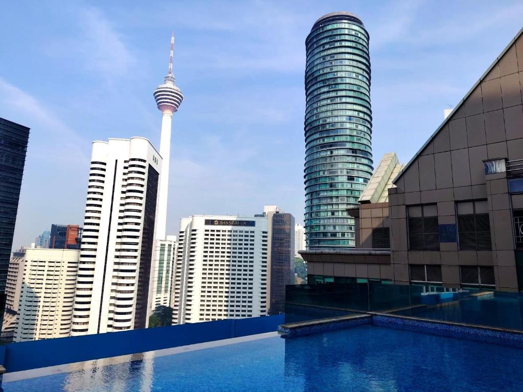 uma vista do horizonte da cidade de Auckland a partir de uma piscina em Cormar Residences Kuala Lumpur em Kuala Lumpur