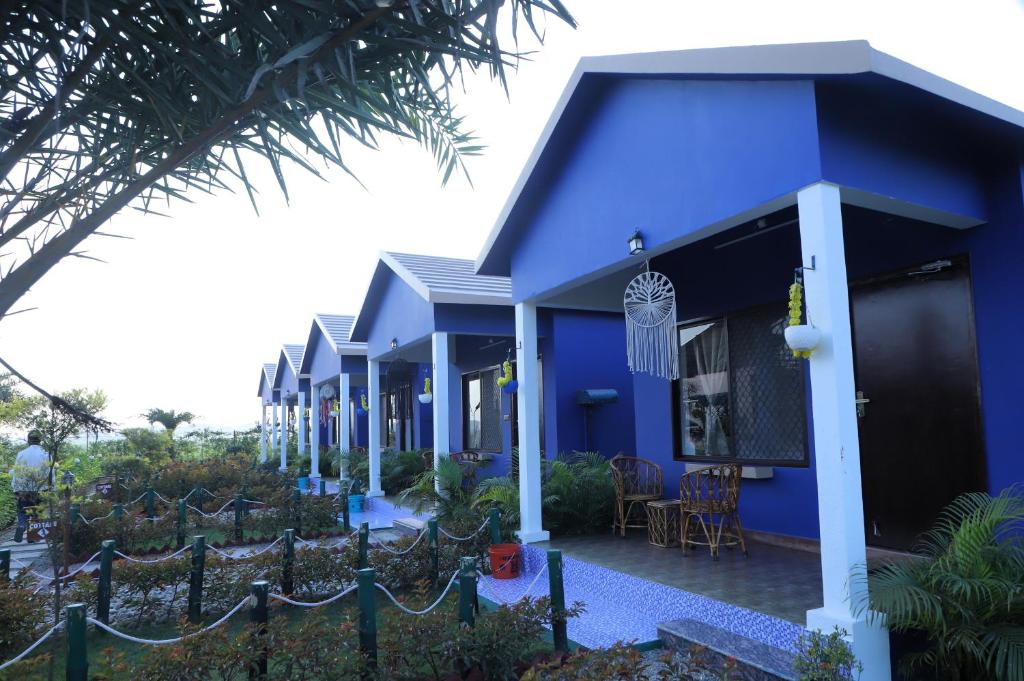 The Tiger Waterfront Resort في Mādho Tānda: بيت ازرق امامه سياج