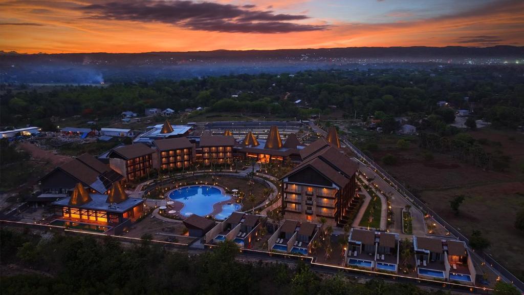 Myze Hotel Waingapu في وينغابو: منظر جوي لمنتجع به حمام سباحة