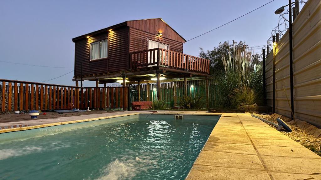 een huis met een zwembad voor een huis bij Alojamiento Los Nonos in Las Compuertas