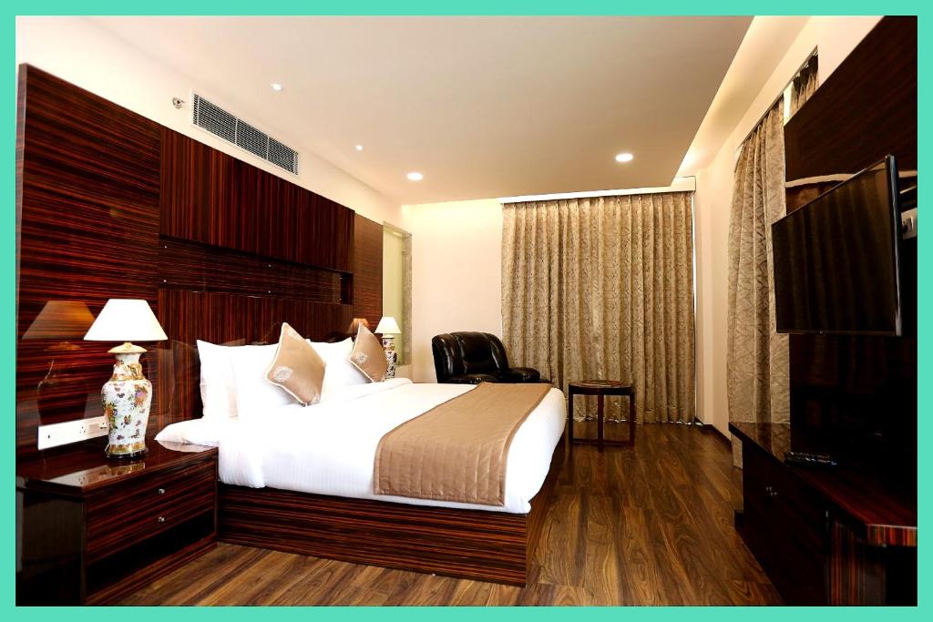 Giường trong phòng chung tại New Rock Beach Hotel Anandi Palace - Near Sea Beach , Shree Jagarnath Temple , Best Hotel , Fully Air Conditioning Hotel