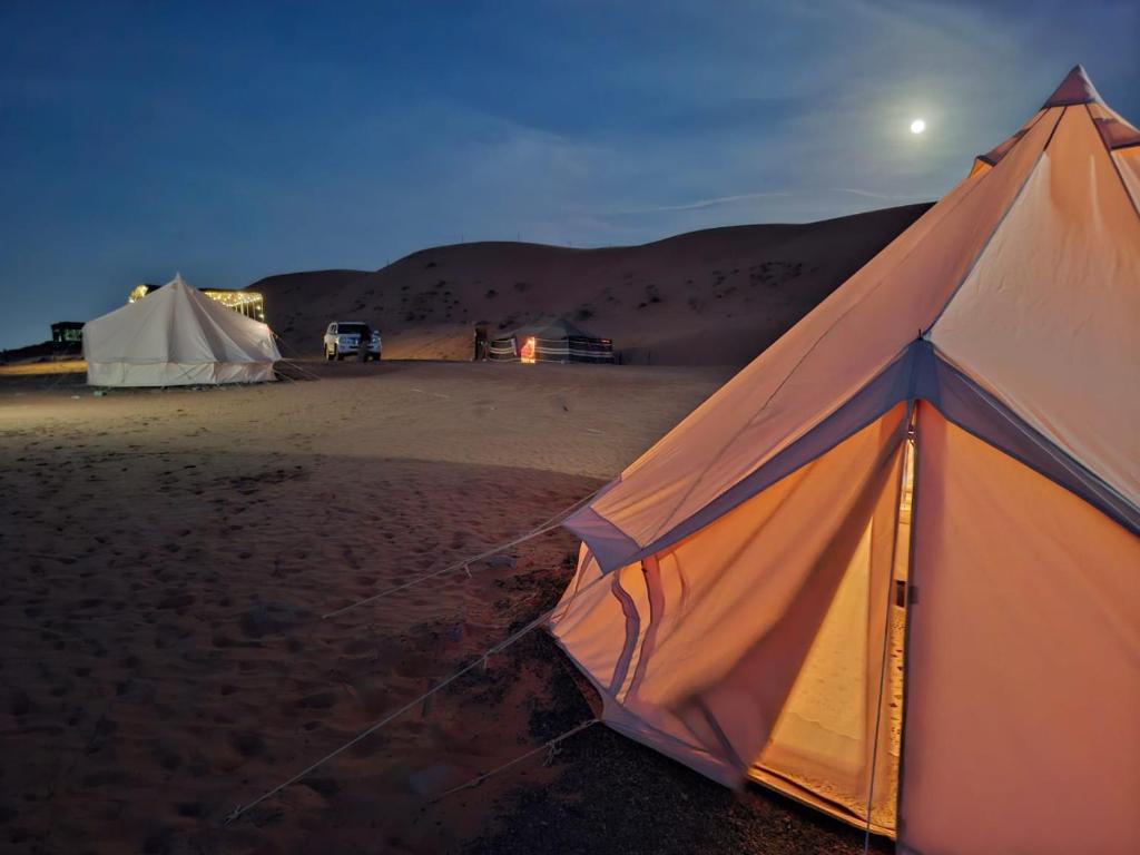 una tienda en medio de un desierto por la noche en ESCAPE cAMp, en Badīyah